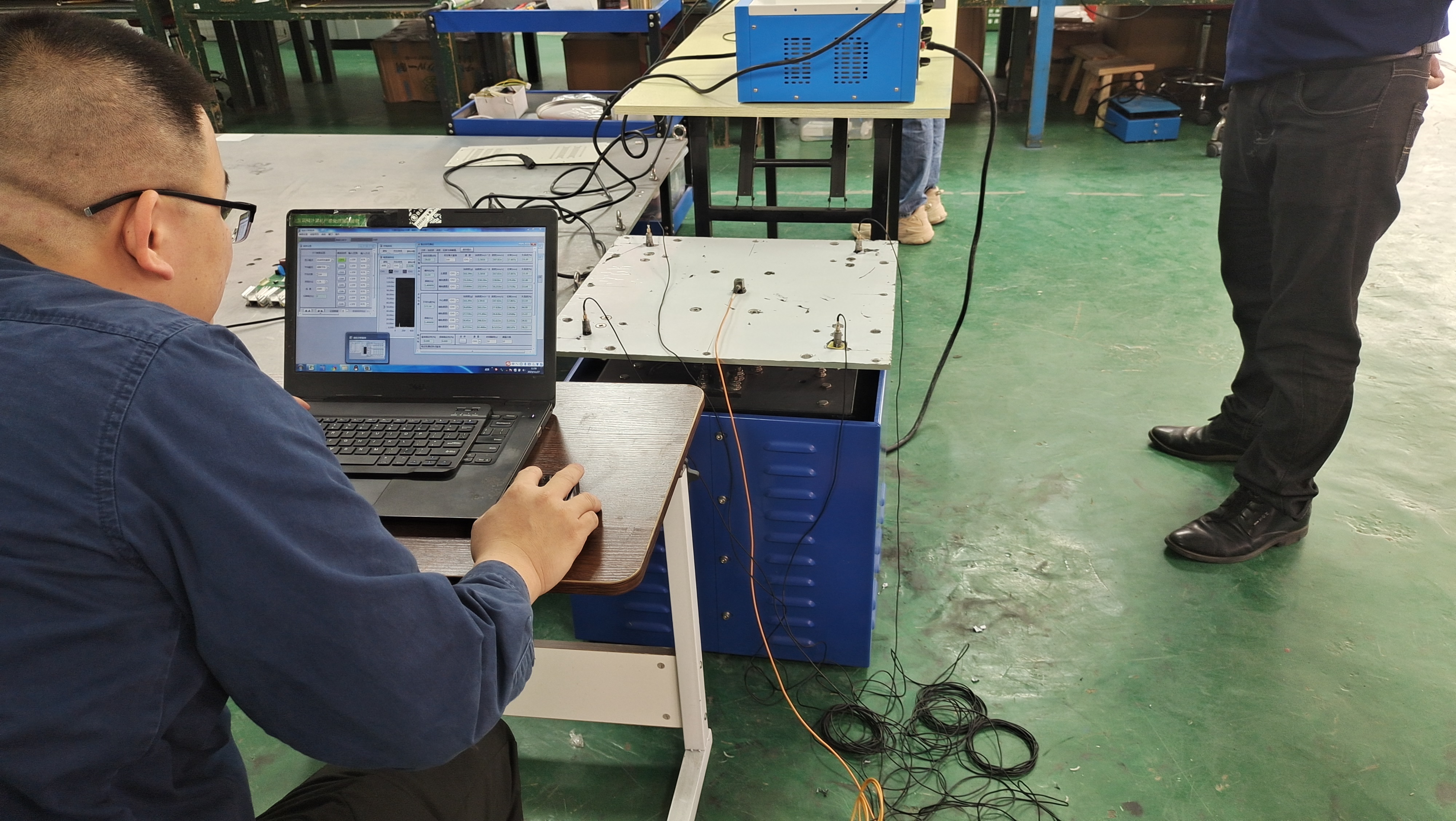 电磁式振动台 电磁式振动台